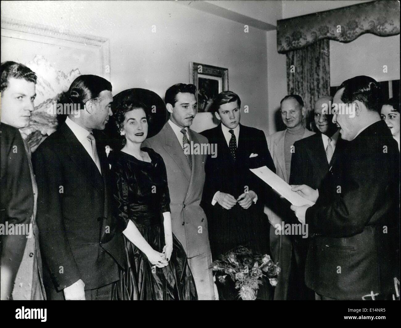 9. April 2012 - heiratete Rubirosa Barbara Hutton in St. Domingo. Im Bild von links nach rechts: Porfirio Rubirosa, Barbara Hutton, General Rafael Trujillo Martinez, Sohn des Präsidenten der Dominikanischen Republik und Lance Reventlow, Sohn von Barbara Hutton. Sie sind bei Stockfoto