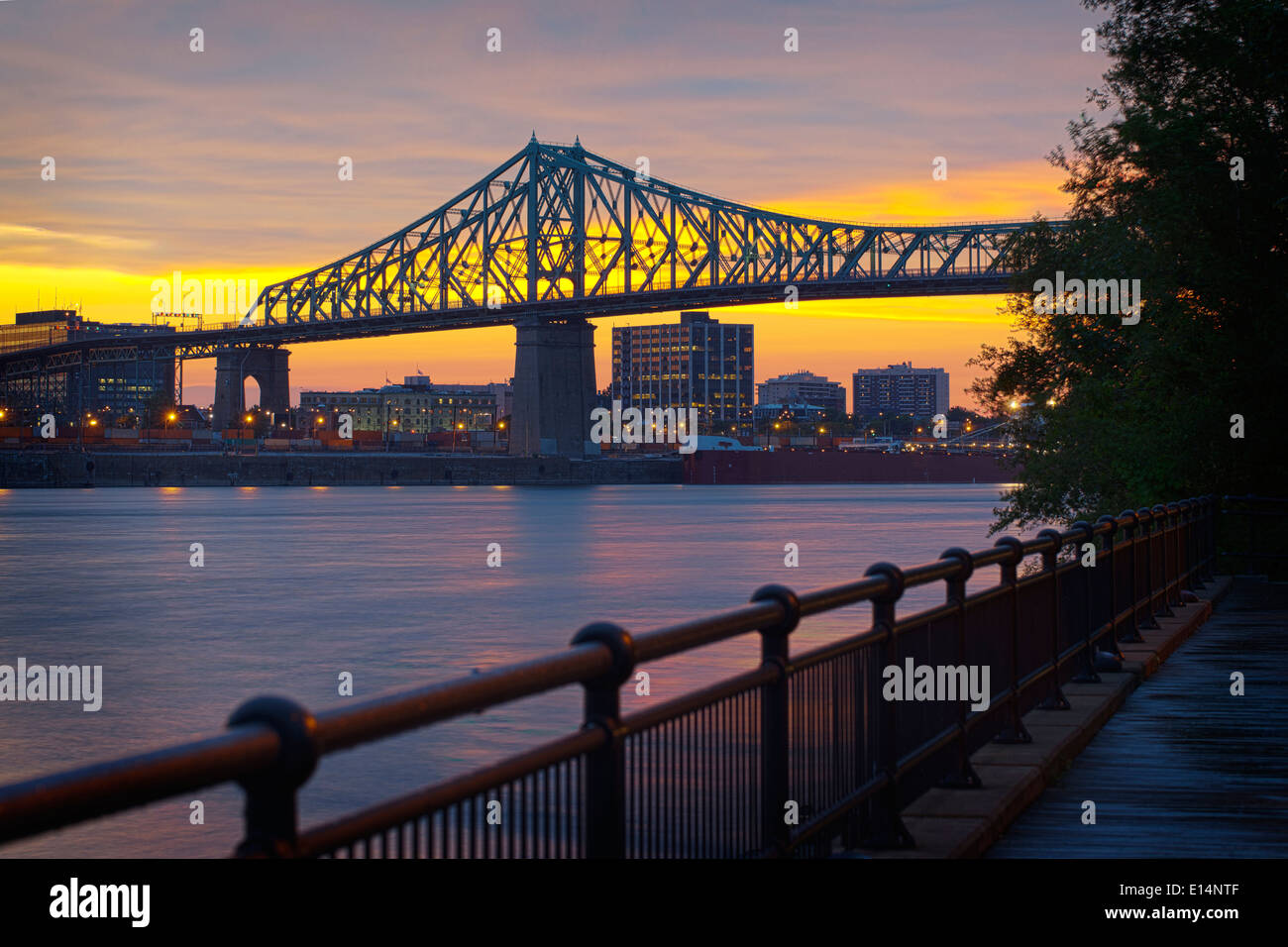 Skyline von Montreal und Brücke bei Sonnenuntergang, Quebec, Kanada Stockfoto