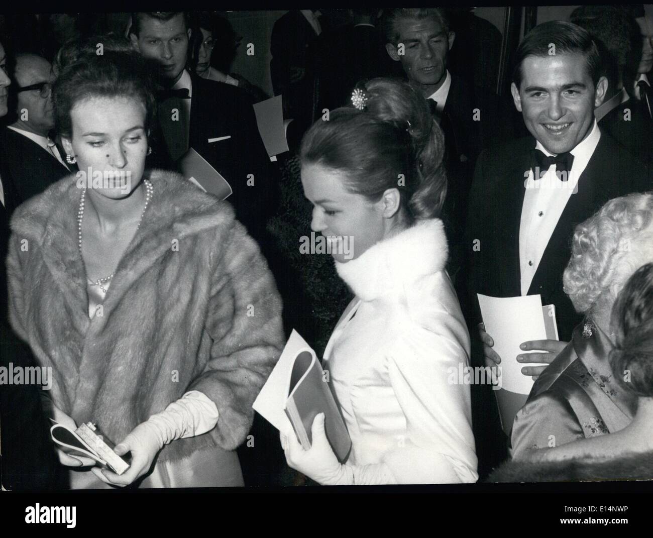 18. Apr 2012 - Richard Wagners festlicher Neueintritt ins Nationaltheater: Der zweite große Abend des Münchner Nationaltheaters widmet sich Richard Wagners Musik, dem Komponisten, der nicht zuletzt mit den ersten Aufführungen seiner Opern in München seinen glorreichen Ursprung genommen hat. Heute Abend, wenn Stars und Prominente aus Deutschland zum Festakt kommen, wird 'die Meistersinger von urnberg'' mit großen Sängern auf den Mainparties wie Otto Wiener, Benno Kusche, Jess Thomas, Claire Watson, Hans Hotter und anderen aufgeführt Stockfoto