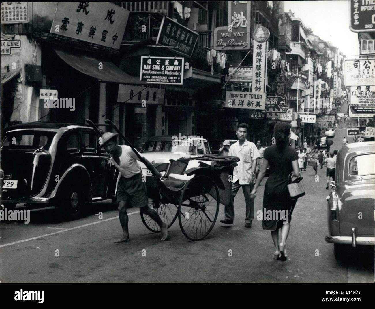 18. April 2012 - alle Arten von Transport ersichtlich in Hong Kong von riesigen amerikanischen gemacht Automobile bis hin zu der Rikscha betrieben in der Regel durch eine chinesische Flüchtling, der sich in der Transportbranche gesetzt hat. Stockfoto
