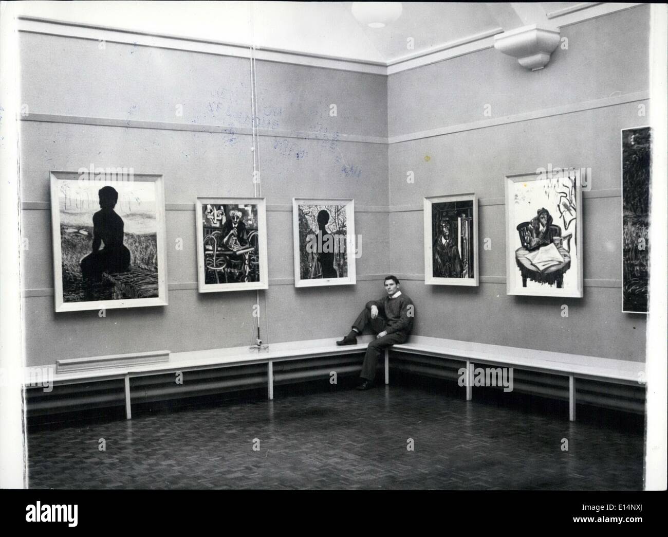 18. April 2012 - Michel Ozterwell sitzt mit einigen seiner Werke hängen in der Leughton Haus Art Gallery, wo er seine hält Stockfoto