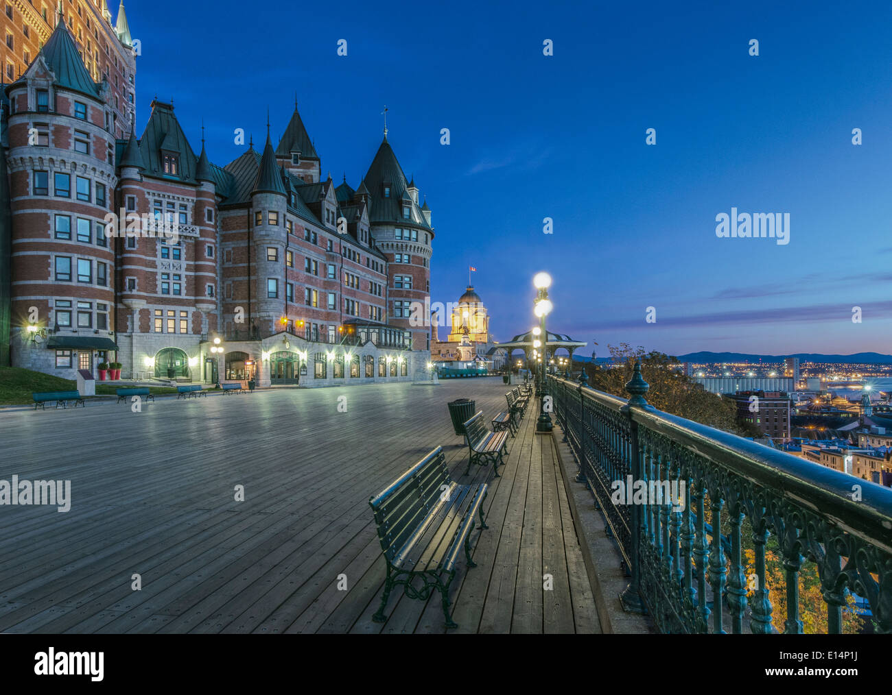 Schloss Frontecac beleuchtet in der Nacht, Quebec, Kanada Stockfoto Schloss Frontecac beleuchtet in der Nacht, Quebec, Kanada Stockfoto