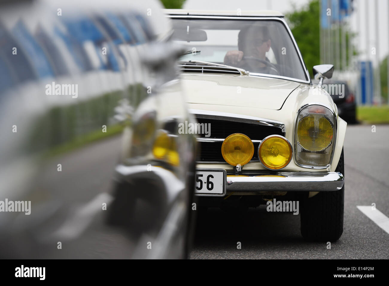 HANDOUT - ein Handout datiert 19. Mai 2014 zeigt Mercedes 280 SL einen Tag vor dem Start der Oldtimer-Messe "Klassikwelt Bodensee" im Convention Center in Friedrichshafen, Deutschland. Die Wiederherstellung des Schiffes, die früher auf der Themse in Großbritannien, dauerte zwei Jahre. Foto: FELIX KAESTLE/Messe FRIEDRICHSHAFEN/Dpa Aufmerksamkeit: redaktionelle Verwendung Only/Mandatory Credit "Foto: Felix Kaestle/Messe Friedrichshafen/Dpa" Stockfoto