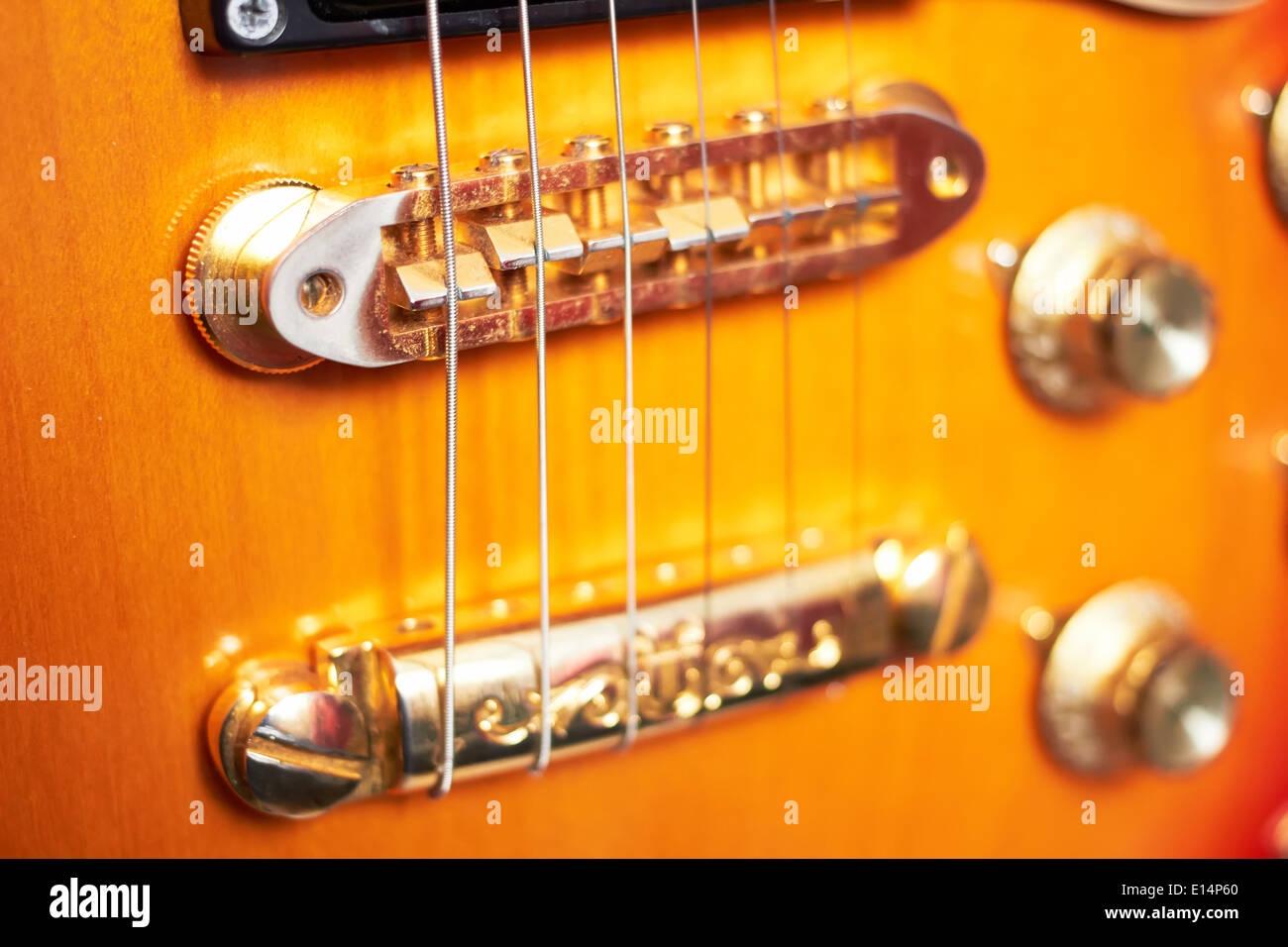 Schöne e-Gitarre stehen oben innen, Nahaufnahme Stockfoto