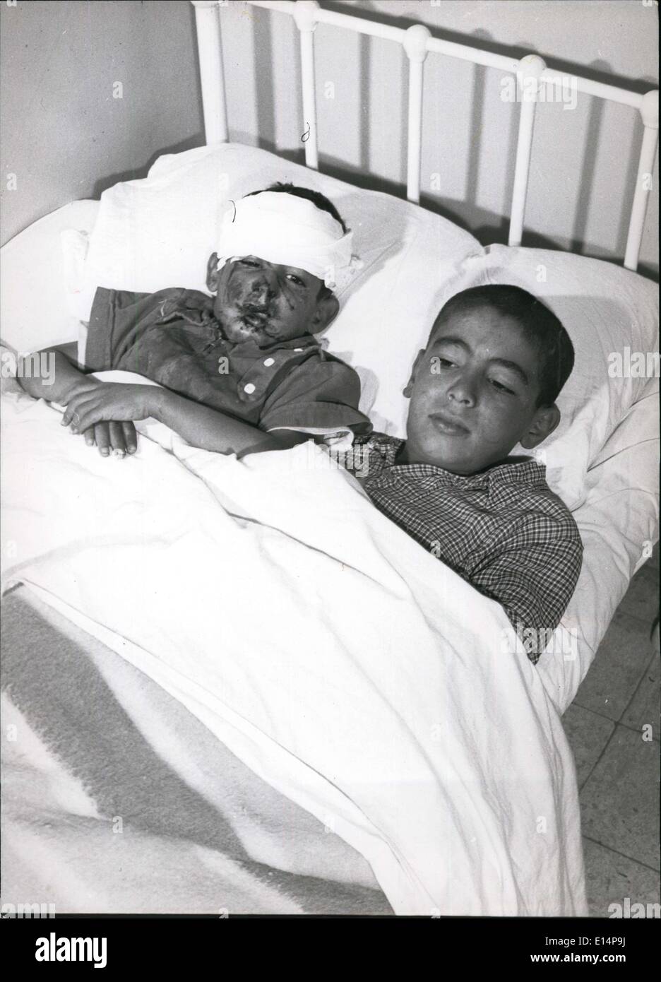 12. April 2012 - verletzten jungen Recover im Krankenhausbett Stockfoto