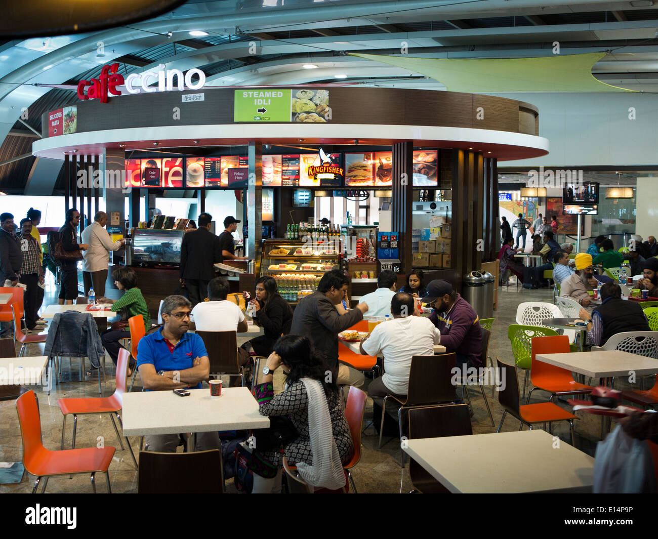 Indien, Mumbai, nationalen Flughafen Santa Cruz, Passagiere in T2 neue Abflug terminal Food-court Stockfoto