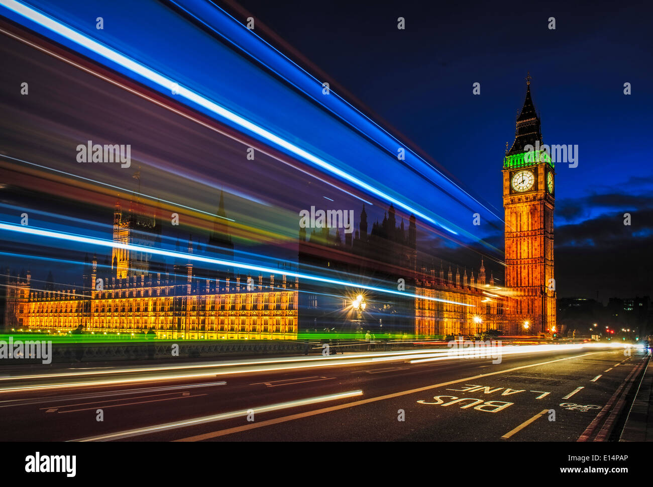 Langzeitbelichtung Blick auf Verkehr von Big Ben, London, Vereinigtes Königreich Stockfoto