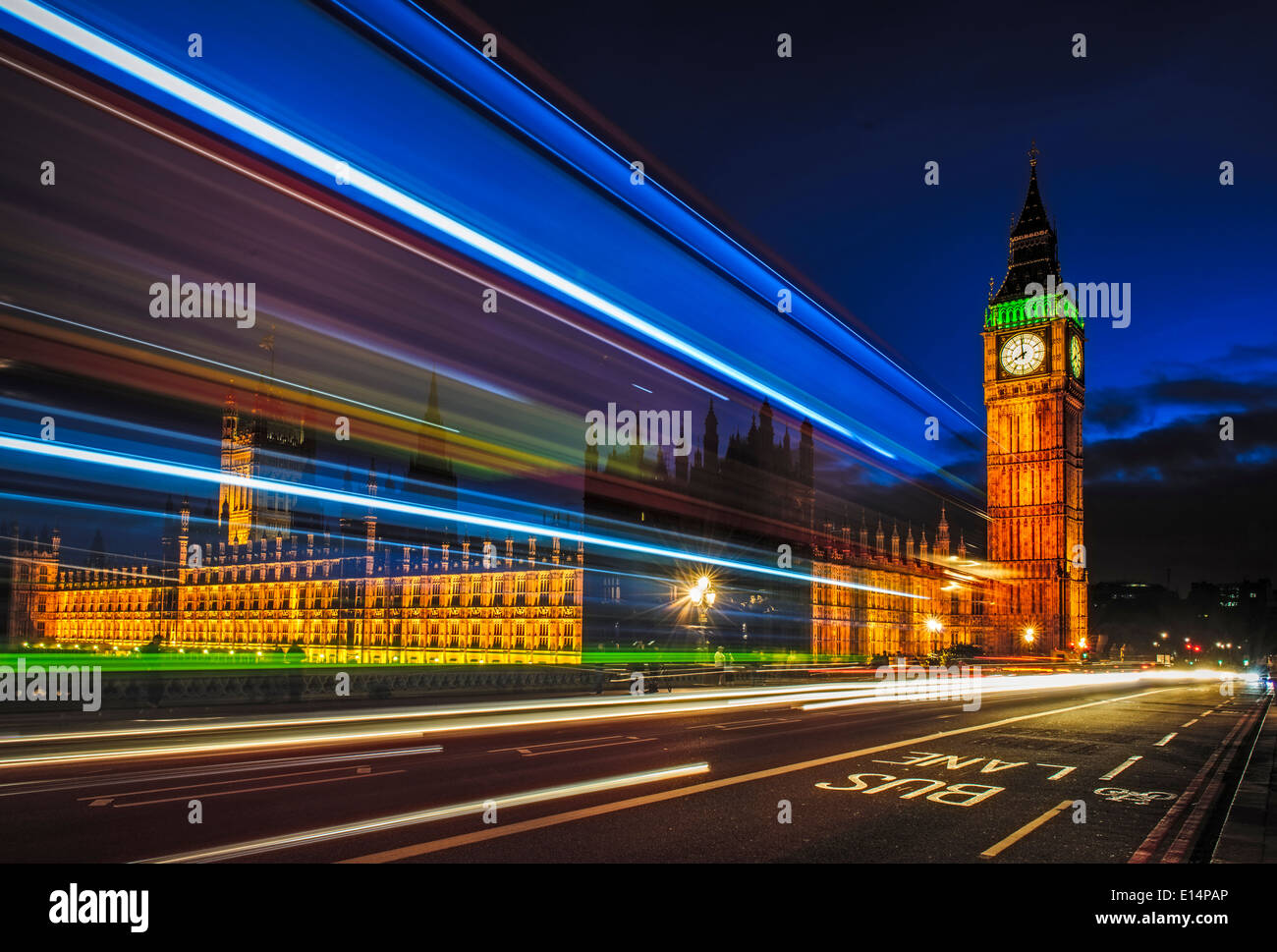 Langzeitbelichtung Blick auf Verkehr von Big Ben, London, Vereinigtes Königreich Stockfoto