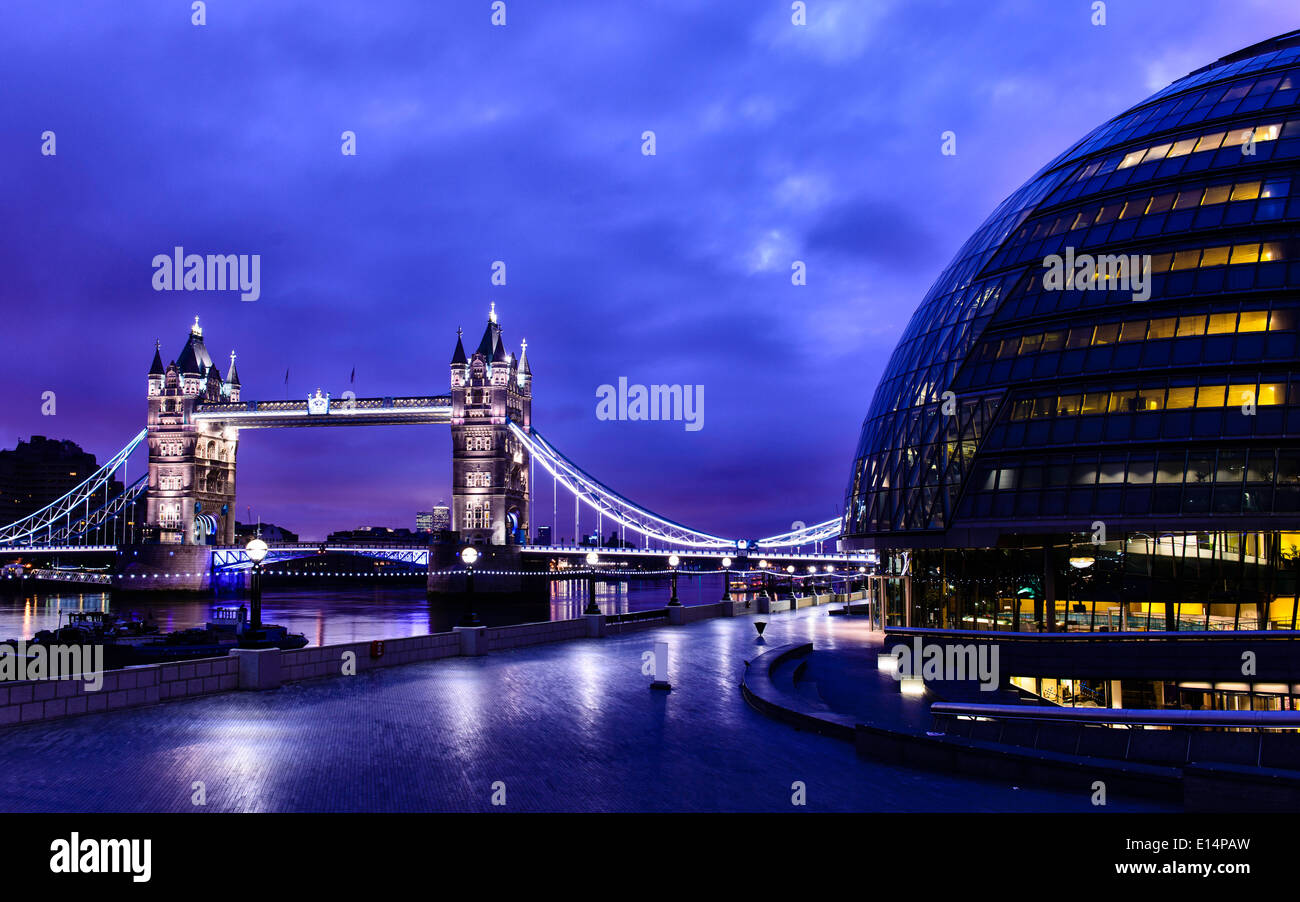 Tower Bridge beleuchtet in der Nacht, London, Vereinigtes Königreich Stockfoto
