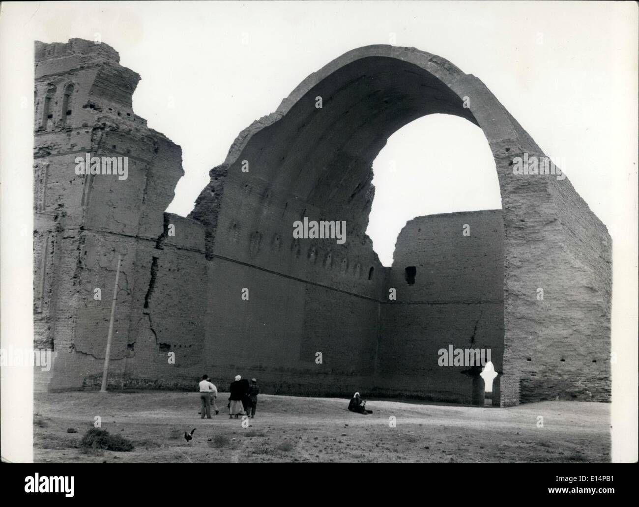 18. April 2012 - am Ctesiphen, steht 25 Meilen südlich von Bagdad dieser gigantischen Bogen die breiteste Wingle Span Gewölbe des Re-Inforce Bickwork in der Welt ist. Es hat eine breite von 25 Metern und einer Höhe von 37 Metern. Obwohl die Legende seiner Konstruktion, Semiramis, die legendäre Königin von Babylonia, schreibt wurde es wahrscheinlich im 4. Jahrhundert B. C. von der sassanidischen Könige als Empfangshalle ihres Kapitals Winter gebaut. Bis 1909 war die Stesiphon intakt. Wenn ihre Winterhauptstadt. Ctesiphon war intakt bis 1909 als eine schwere Flut den größten Teil des Gebäudes abgerissen. Stockfoto