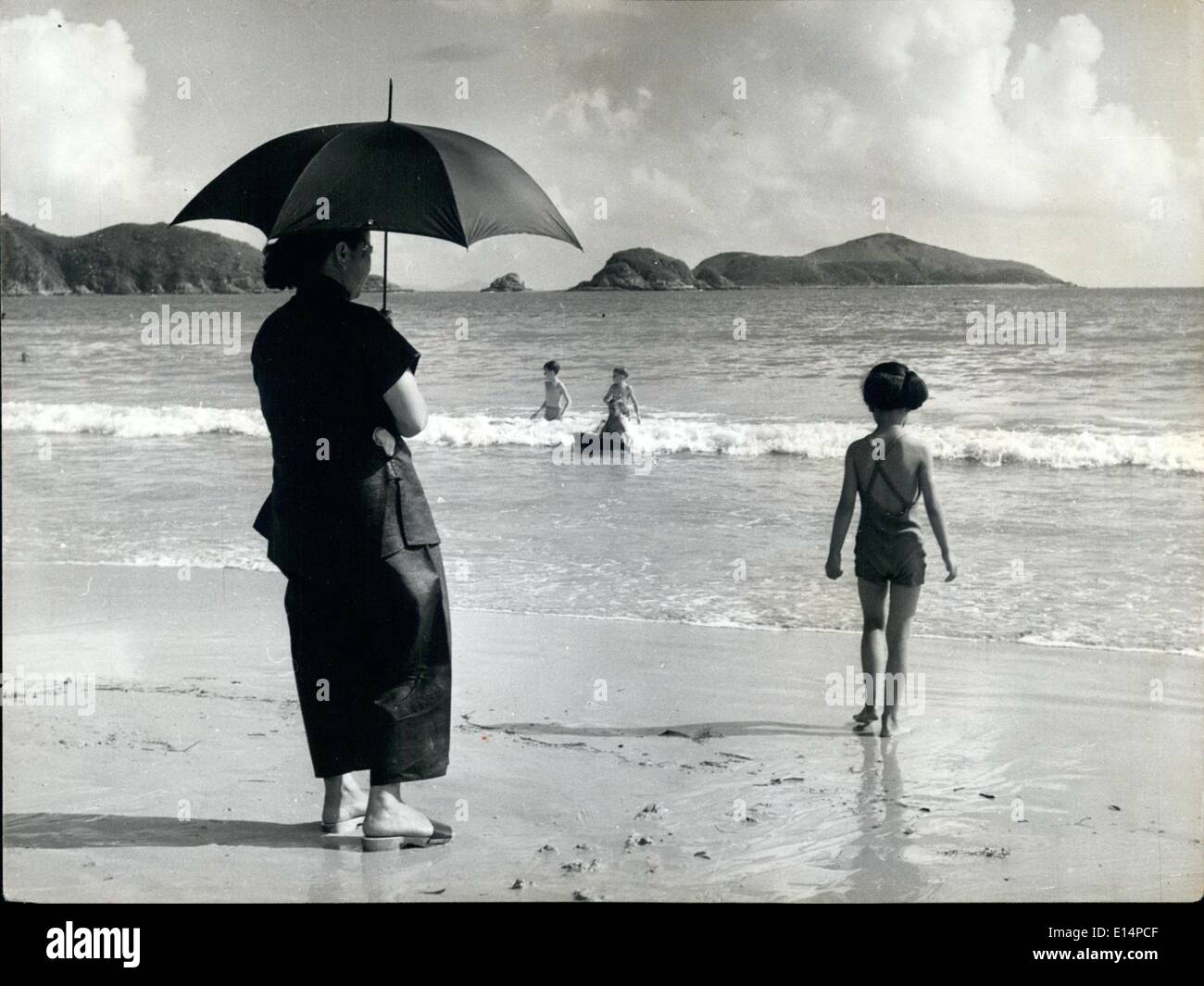 18. April 2012 - wurde diese Flüchtlinge Frau Glück, einen Job als Kindermädchen zu bewachen, die kleine Tochter ein Zuhause zu finden. She-Störung der Löhne, Nahrung und Schutz. Am Strand von Repulse Bay die wohlhabenden Wohngegend von Hong Kong sie ihr wenig berechnen Uhren geben Sie das warme Meer. Stockfoto
