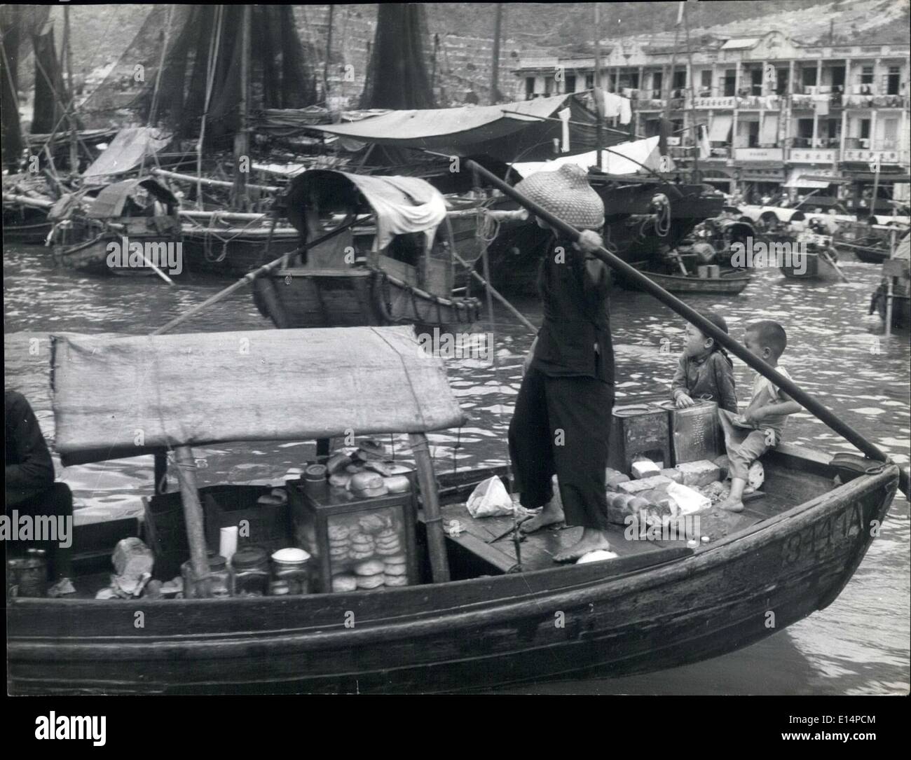 18. April 2012 - verdient diese wasserbasierte Chinesin Flüchtling seinen Lebensunterhalt durch den Verkauf von Kuchen und frisches Wasser für die Fisherfolks auf ihren Booten. Sie nimmt ihre Familie zusammen mit ihrem, wie sie die Runden der Fischereiflotte auf Aderbeen in der Nähe von Hong Kong macht. Stockfoto