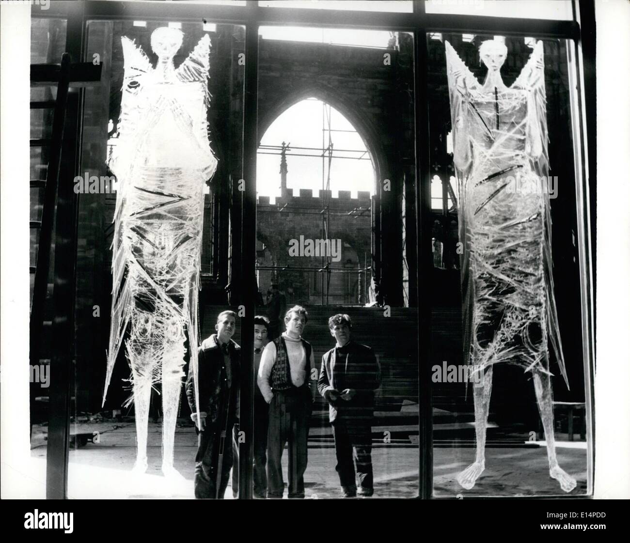18. April 2012 - graviert Arbeiter bestaunen Sie die wunderschönen Glaswand mit Figuren von Heiligen, den Unterteil seiner 70 ft Höhe Stockfoto