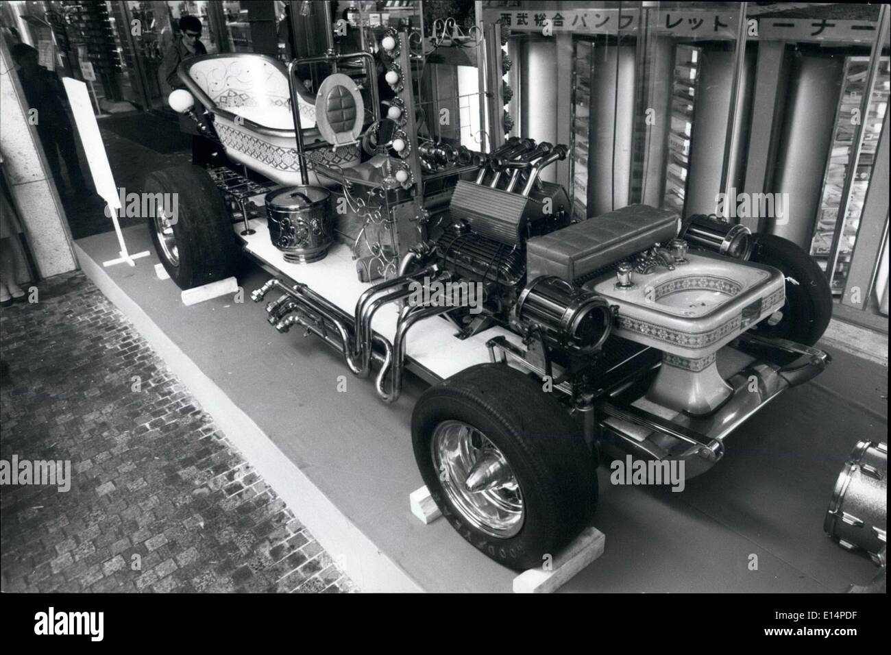 18. April 2012 - genannt der "Badewanne Buggy''. Diese bizarre mobile Bad - es hat auch eine Toilette kann dein sein für eine bloße 10 Millionen Yen (ca. £11.000), und fahren Sie es weg von der Tokyo-Kaufhaus es zu sehen ist. Aber die junge Dame, die versuchen aus der Badewanne nicht im Kaufpreis enthalten ist. Das seltsame Ensemble ist das "Gehirn-Kind" der amerikanischen Auto-Designer George Barris, wer es mit racing Reifen und ein Ford Mustang Motor eingebaut hat. Die Bevölkerungsstatistik sind 5ft 3ins hoch, breit, 6ft 6ins und wiegt 2.500 lbs. Stockfoto