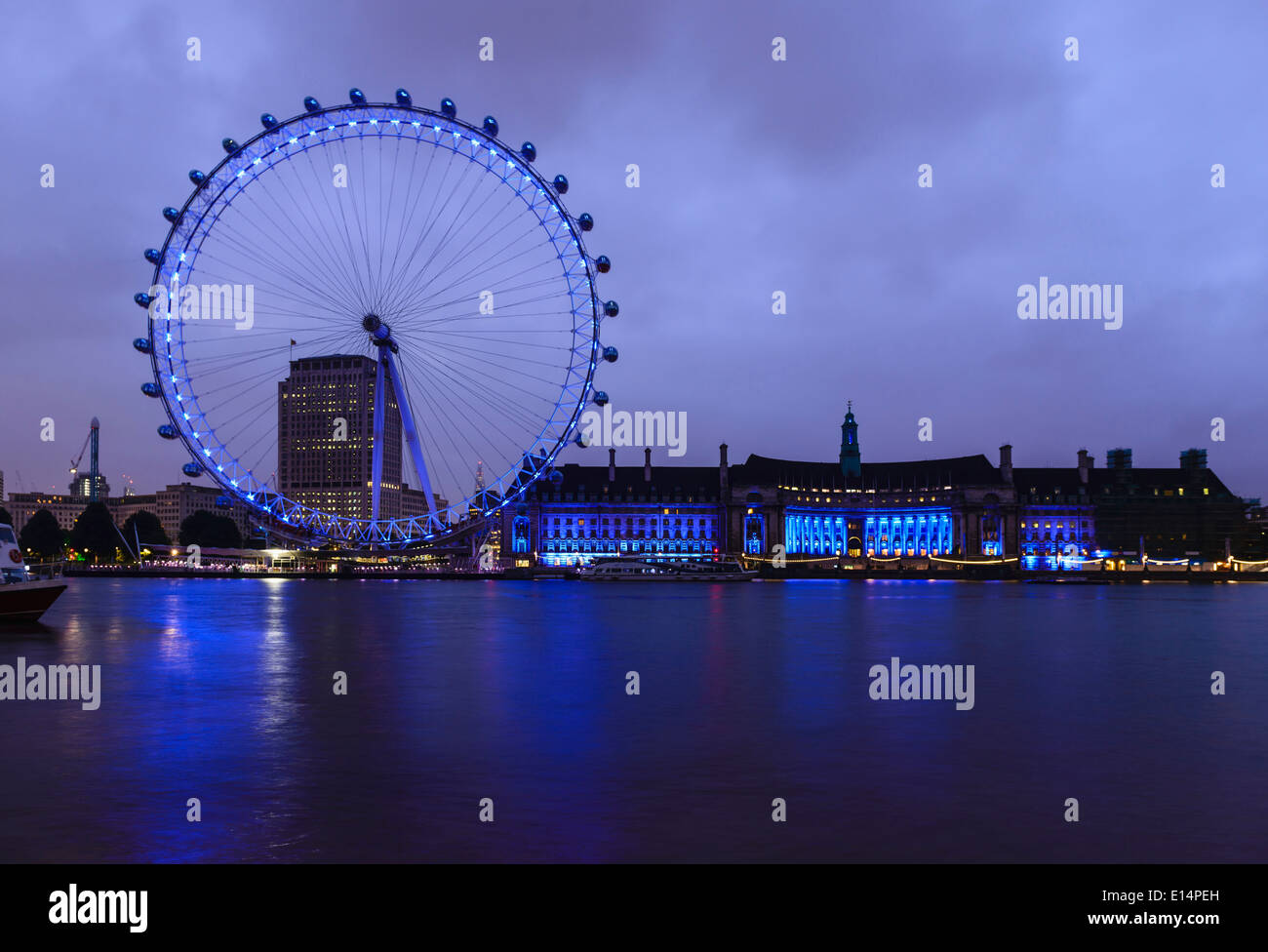 London Eye und Waterfront beleuchtet in der Nacht, London, Vereinigtes Königreich Stockfoto