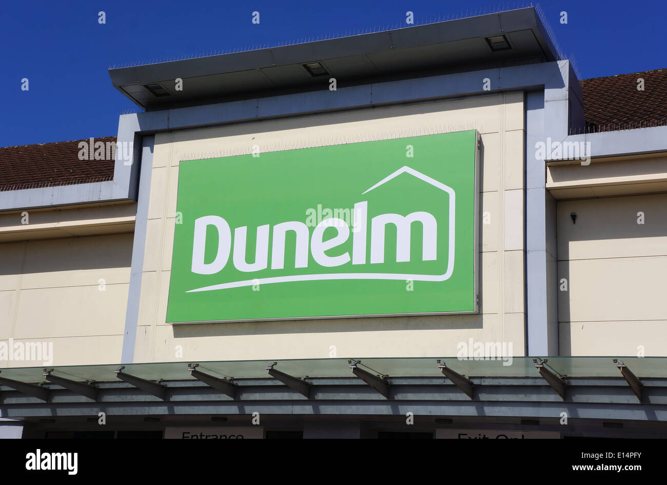 Britische Einzelhändler Dunelm oder Dunelm Mill UK Shop Fron und logo
