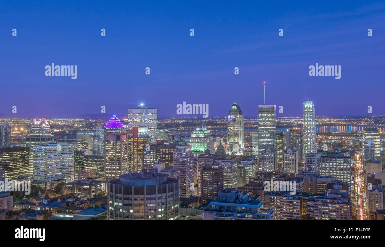 Skyline von Montreal nachts beleuchtet Stockfoto