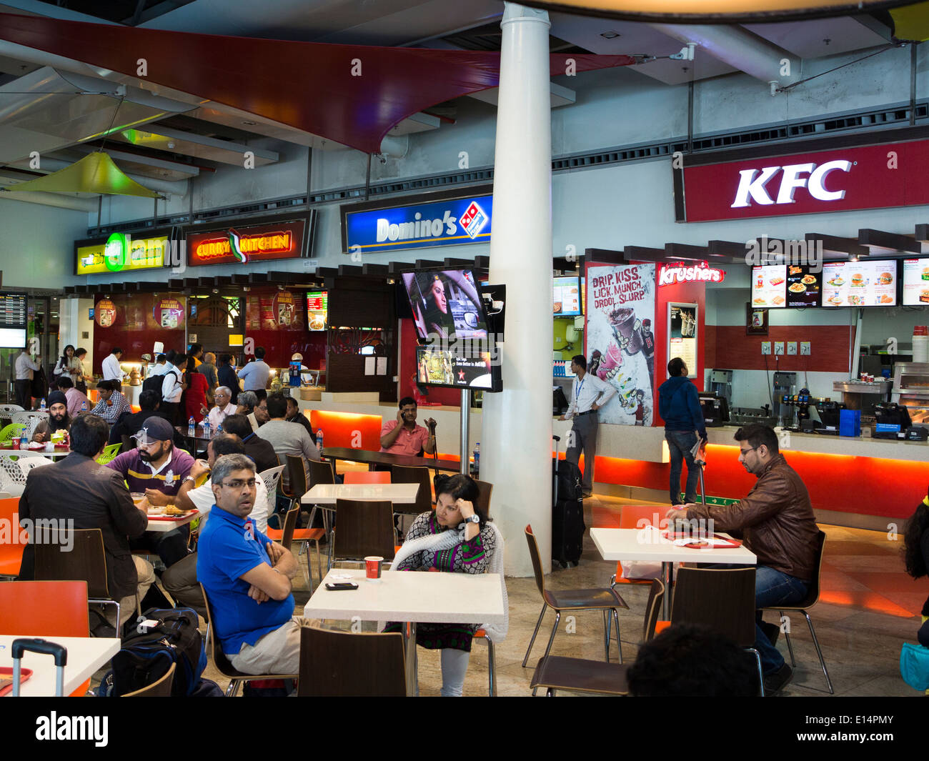 Indien, Mumbai, nationalen Flughafen Santa Cruz, Passagiere in T2 neue Abflug terminal Food-court Stockfoto