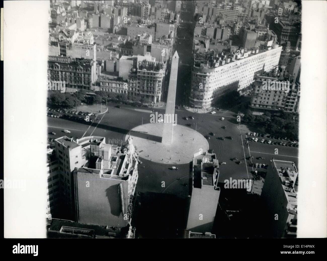 18. April 2012 - Buenos Aires, der argentinischen Hauptstadt: eine bekannte Sehenswürdigkeit ist der Obelisk auf der Avenue 9. Juli, breiteste Straße der Welt. Stockfoto