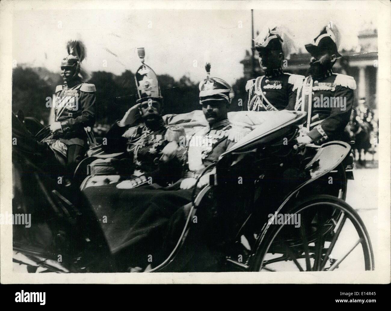 18. April 2012 - Foto zeigt. Ein Bild von Wilhelm II Ex-Kaiser, fahren durch Berlin mit dem Zaren von Russland - 1913. Stockfoto