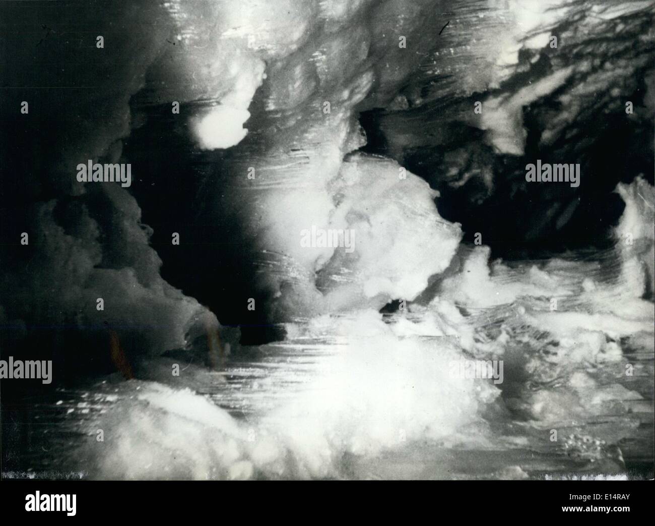 18. April 2012 - werden zum Teil, weil sie sich zehn Prozent der Landoberfläche der Welt machen und teils, weil sie jetzt schmelzen Gletscher studiert. Dies ist eine Eishöhle unter einem Gletscher an der Jungfrau in den Schweizer Alpen wo sie Glaziologie Studien durchgeführt werden. Stockfoto