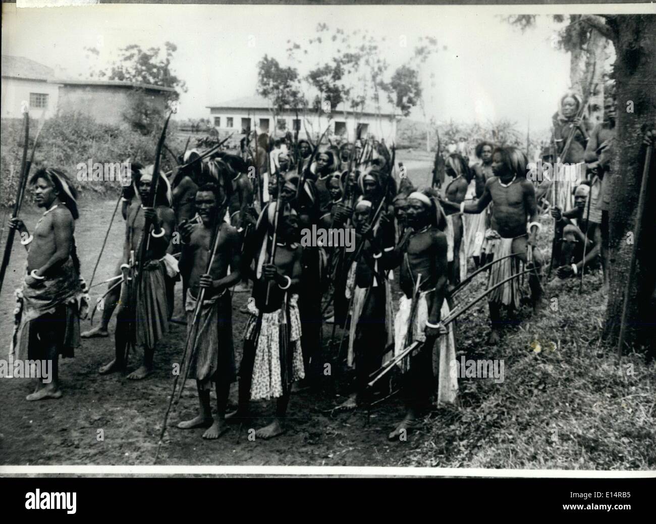 18. April 2012 - die Eingeborenen, die Fragen, was all die Aufregung geht. Baschi-tribal-Tänzerinnen Montage in der Nähe eine große wissenschaftliche Station, die in ihrem Hoheitsgebiet in Belgisch-Kongo gebaut sind. Stockfoto