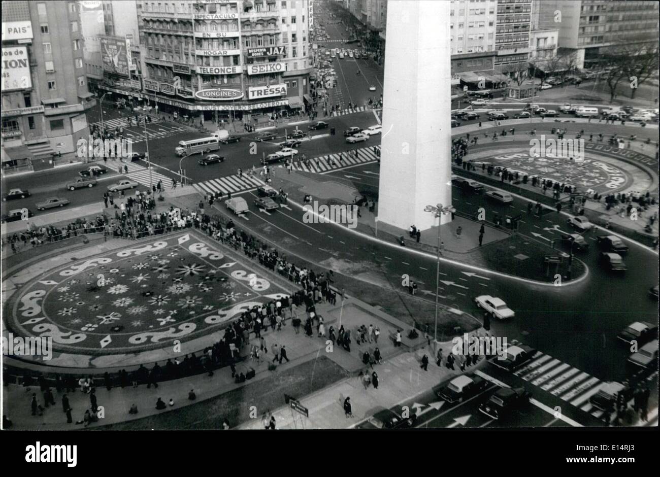 18. April 2012 - sag es mit Blumen. Belgien-Argentinien: Buenos Aires, Argentinien. Ein schöne l Aspekt eigentlich dem Mittelpunkt der Hauptstadt von Argentinien präsentieren die Plaza De La Republica mit seiner Obelisk auf beide Ides der Obelisk eine florale Tapete mit Begonien, die extra aus Belgien nach Argentinien geflogen gemacht wurde. 20 Mann verbrachte sechs Stunden um die zarte florale Dessins der '' Tapete '' zu vereinbaren und in wenigen Tagen war es der größte Hit der 3rdinternatioal Flower show Stockfoto