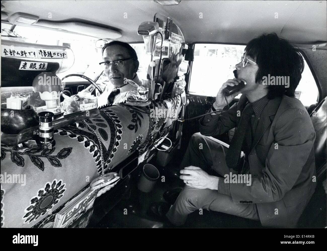 18. April 2012 - der Akzent ist jetzt auf der Taxi-Welt: japanische Taxis, berühmt für viele Jahre als das nächste, was zu Stier kämpfen für die erschöpften Menschen auf der Suche nach einer Begegnung mit dem Tod, haben nun beschlossen, die Service-Seite betonen, vielleicht hat das etwas zu tun mit fast unglaublichen Preise von Taxis in Tokio. Mr. Watanabe, ein Zerspanungstechniker in Tokio hat nicht weniger als 34 Formen der besonderen Service für seine Passagiere, einschließlich Haar Trockner Hausapotheke mit Auto Krankheit Pillen und hängen über Rechtsbehelfe, Massagegerät, free Zigaretten, Süßigkeiten und Kaugummi zu bieten, all dies sind kostenlos Stockfoto