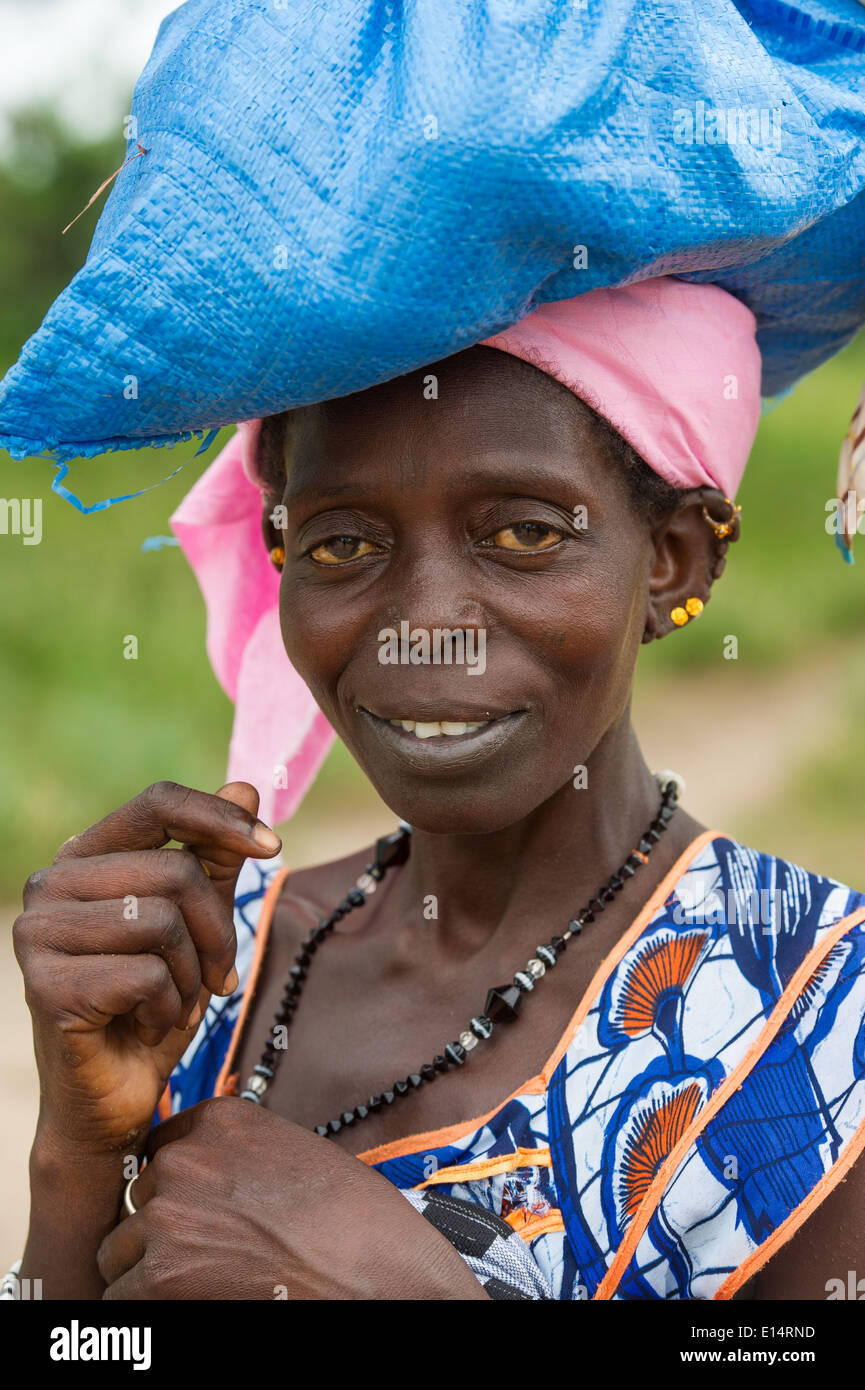 Fulbe-Frau mit einer Tasche auf den Markt, Gambia Stockfoto