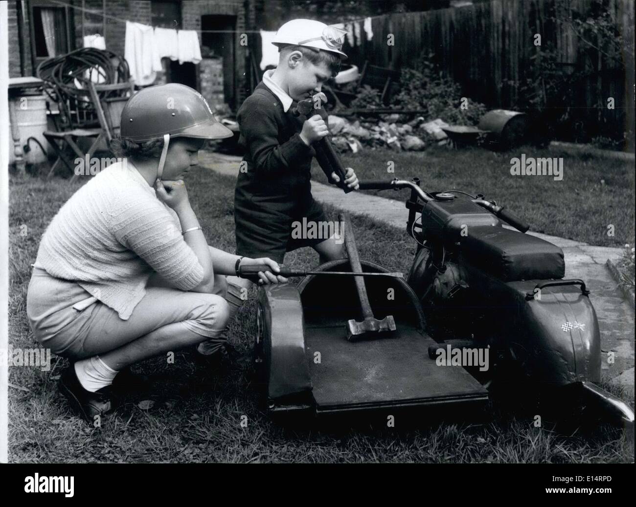 18. April 2012 - Reparaturen Mechanik bei großen Geoff und Marian ein paar laufen zu tun. Stockfoto