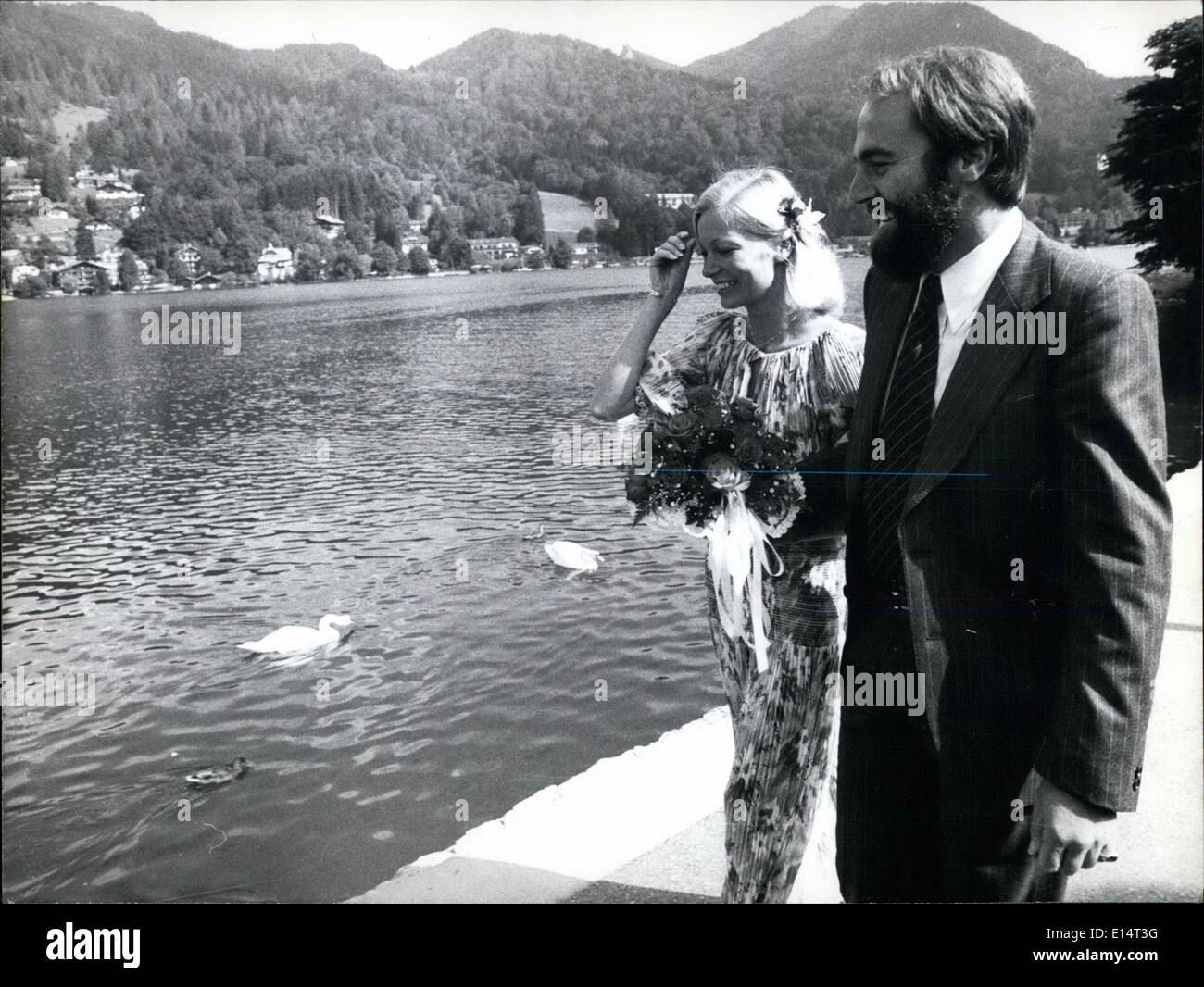 18. April 2012 - einer der reichsten Männer Englands. Herr Michael Pearson (33) heiratete am 17. September 1977 in Rotteach - Egern/obere Bavaira (BRD) Foto - Modell Ellen Erhard (26) von München. Unter den Gästen waren 100 Briten, die mit dem Flugzeug angekommen. Foto zeigt das Ehepaar während eines Spaziergangs am Tegernsee nach der Zeremonie auf dem Standesamt. Stockfoto