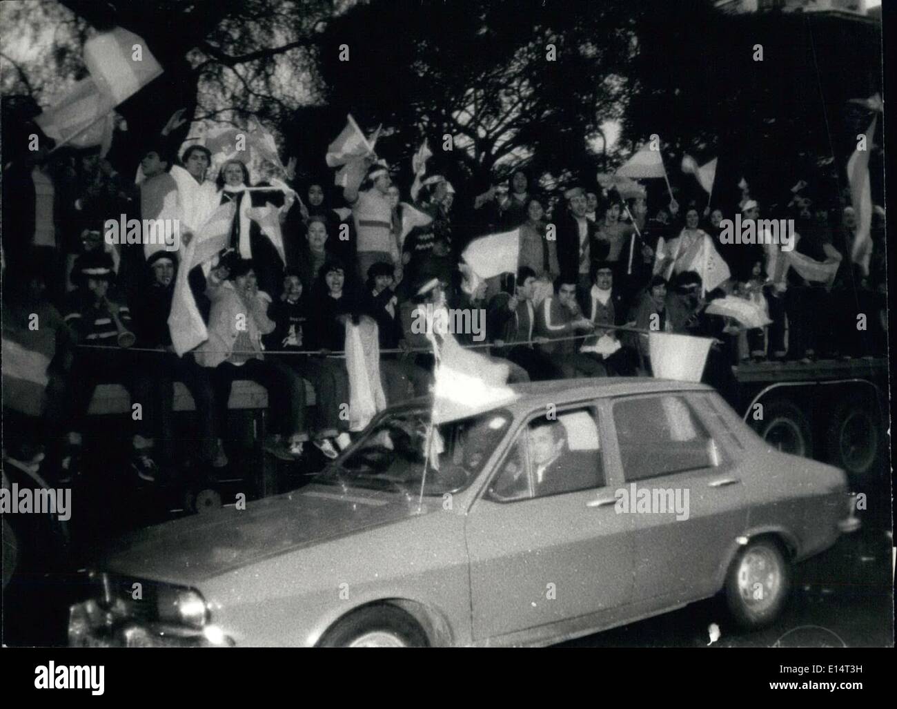 18. April 2012 - gewinnt Argentinien 1978 World Cup Soccer Championship: ein weiteres Detail von der Ankunft des Fans(on a truck and with flags) durch '' Avenida Nueve De Julio'' unterwegs zum Plaza Republica. Stockfoto