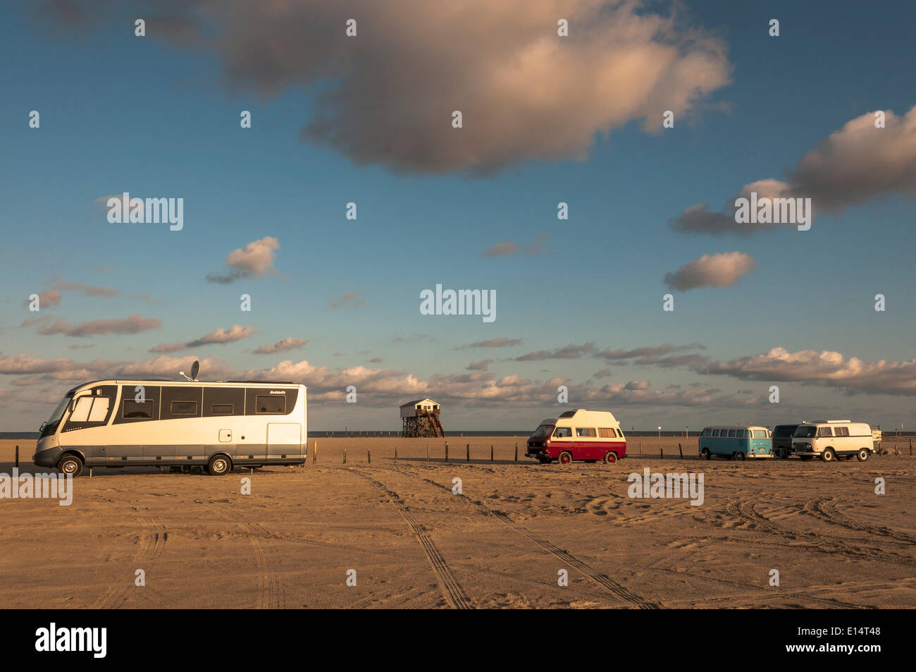 Camper auf einem Strand Parkplatz im Morgenlicht, Sankt Peter-Ording, Eiderstedt, Nordfriesland, Schleswig-Holstein, Deutschland Stockfoto