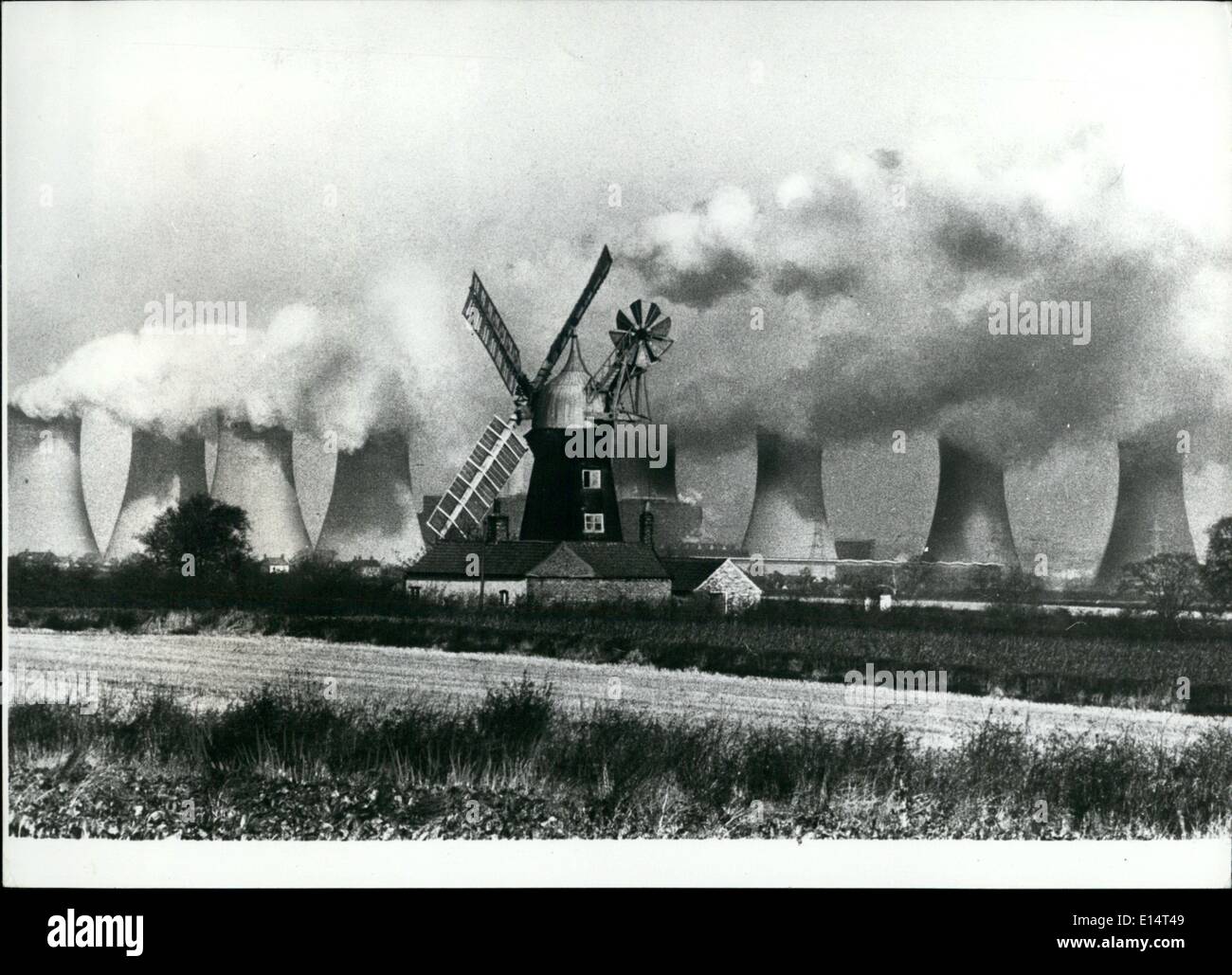 18. April 2012 - Urkraft und moderne: Ein Kraftwerk am North Leverton, Nottingamshire, Formen Windmühle Hintergrund zu diesem 150 Jahre alten, die noch verwendet wird, um Mehl, um diesen Kontrast in der Antike und moderne Energie bereitzustellen. Stockfoto