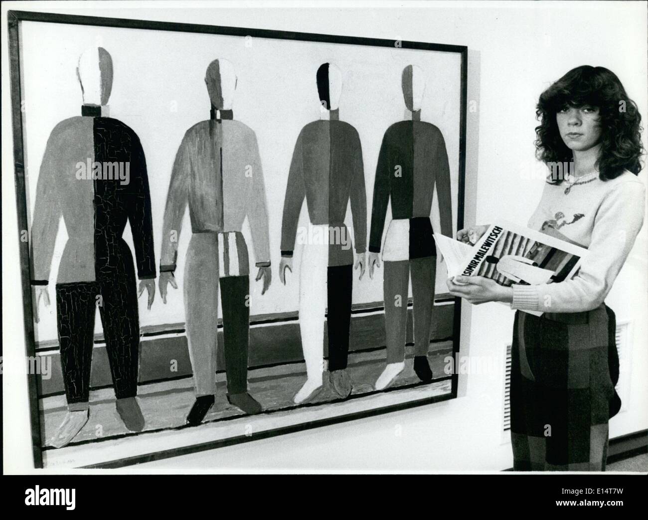 18. April 2012 - eine interessante Ausstellung wurde eröffnet im Kunst-Halle Düsseldorf: 58 arbeiten (44paintings und 14 Papier Skizzen) von der Sonnenwende Maler und Kunst Theoretiker Kaschmir Malewitsch werden dort gezeigt. Die Werke sind meist l Endungen von Solstice Sammlungen. Der Maler wurde wusste in 1878 geboren und starb im Jahr 19354 in Leningrad. Malachit gilt als eines der wichtigsten heraus stehen Persönlichkeiten der Kunst unseres Jahrhunderts. Er lehrte an mehreren Kunsthochschulen (Moskau, Leningrad, Website) Stockfoto