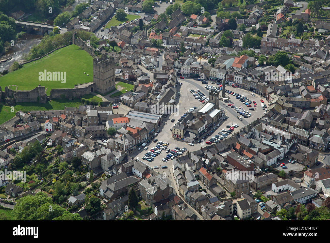 Luftbild von der North Yorkshire Stadt Richmond mit seiner abfallenden gepflasterten Marktplatz und das berühmte Schloss Stockfoto