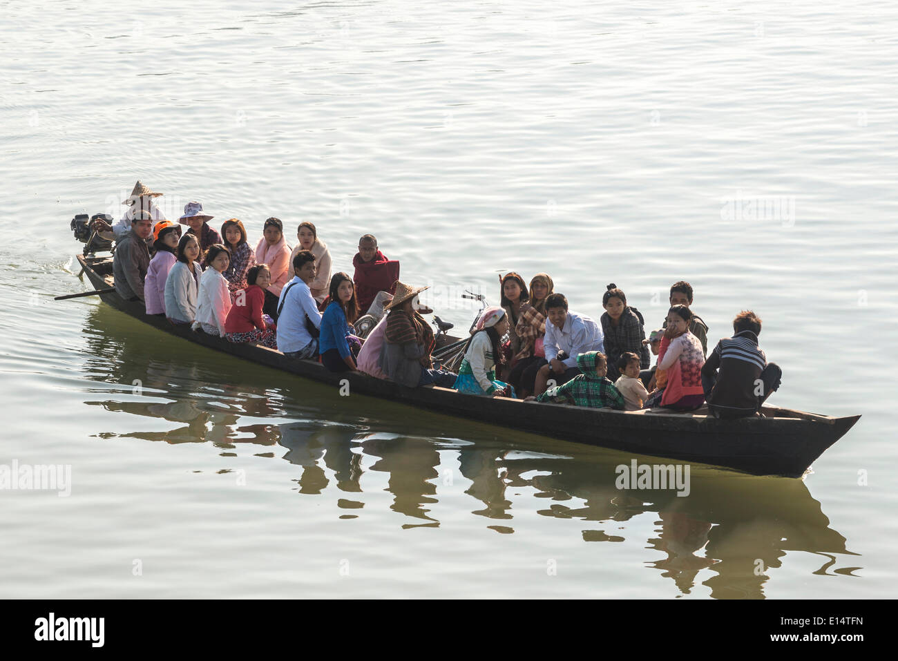 Menschen in einem Boot auf die Lemro River, Sittwe Division, Rakhine State, Myanmar Stockfoto