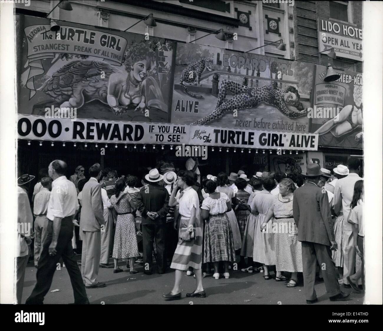 18. April 2012 - Coney Island: Die Freak Shows bekommen die Massen auf Coney Island. Die Neugier, die uns alle markiert ist der Schlüssel für die Stockfoto