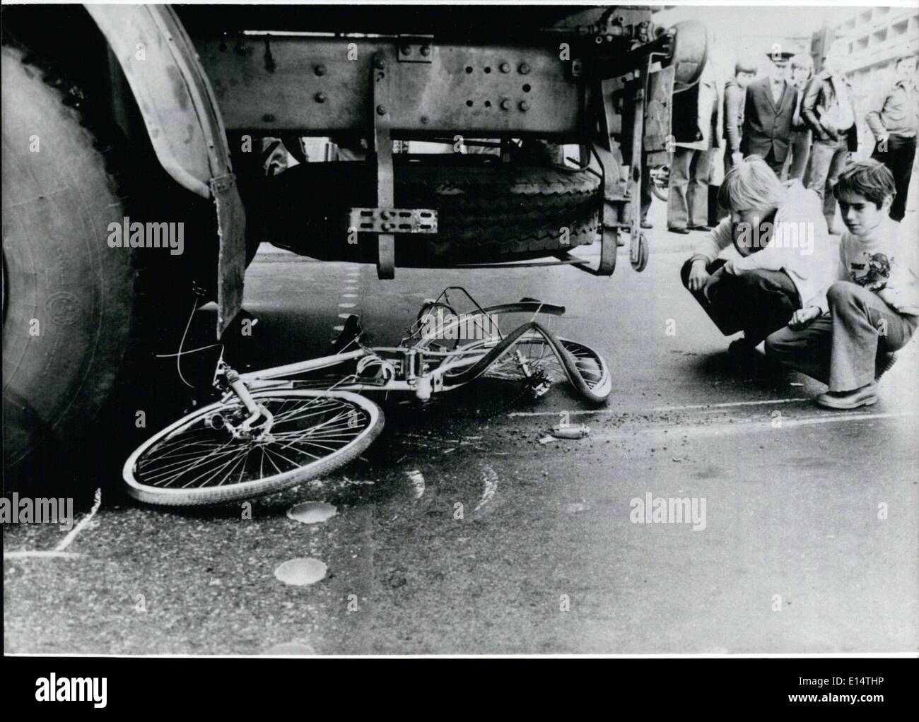 18. April 2012 - neue Schmerzen zu verhindern, dass Datenverkehr Unfälle mit Kindern: Eine große Pneu, ein Kinder-Fahrrad, verdreht und zerschlagen und Kinder und Erwachsene entsetzt starrte auf dieses Bild. Unfälle mit Kindern in der westlichen Bundesrepublik sind ein großes Problem, die Rate ist hier in diesem Land 3 Mal höher als in den anderen Ländern, Italien oder Frankreich. Seine ein Signal zur Bekämpfung der so schnell wie es möglich ist. Daher wird von der deutschen Verkehrswacht und von großen Auto-Unternehmen der '' Förderung Gesellschaft Kinder-Verkehrs-Club'' gegründet Stockfoto