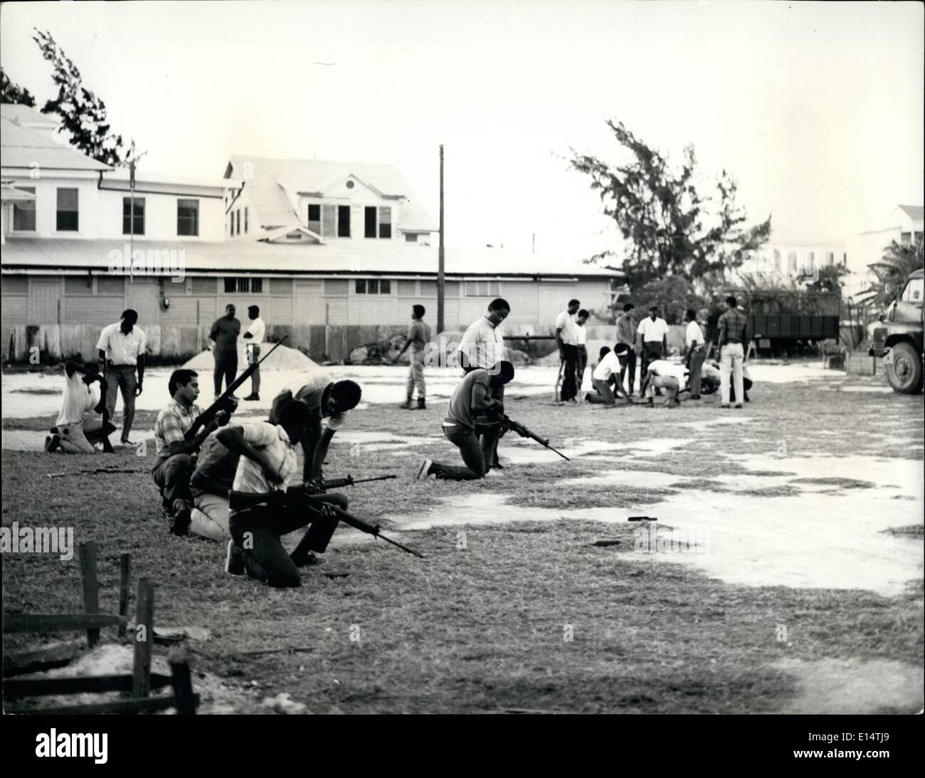18. Apr. 2012 - British Honduras - der neueste Hotspot der Welt : British Honduras, die einzige britische Kolonie in Mittelamerika, scheint schnell das Zentrum eines neuen internationalen Aufblends werden zu können. In den nächsten Tagen wird die Royal Navy-Angriffsträgerin ARK Royal mit 30 Buccaneer- und Phantombombern an Bord wohl in Belize angekommen sein, der größten Stadt und ehemaligen Hauptstadt der 120-Einwohner-Abhängigkeit. Sechs weitere Schiffe und 4,000 Soldaten werden ebenfalls als Richtung Britisches Honduras gemeldet Stockfoto