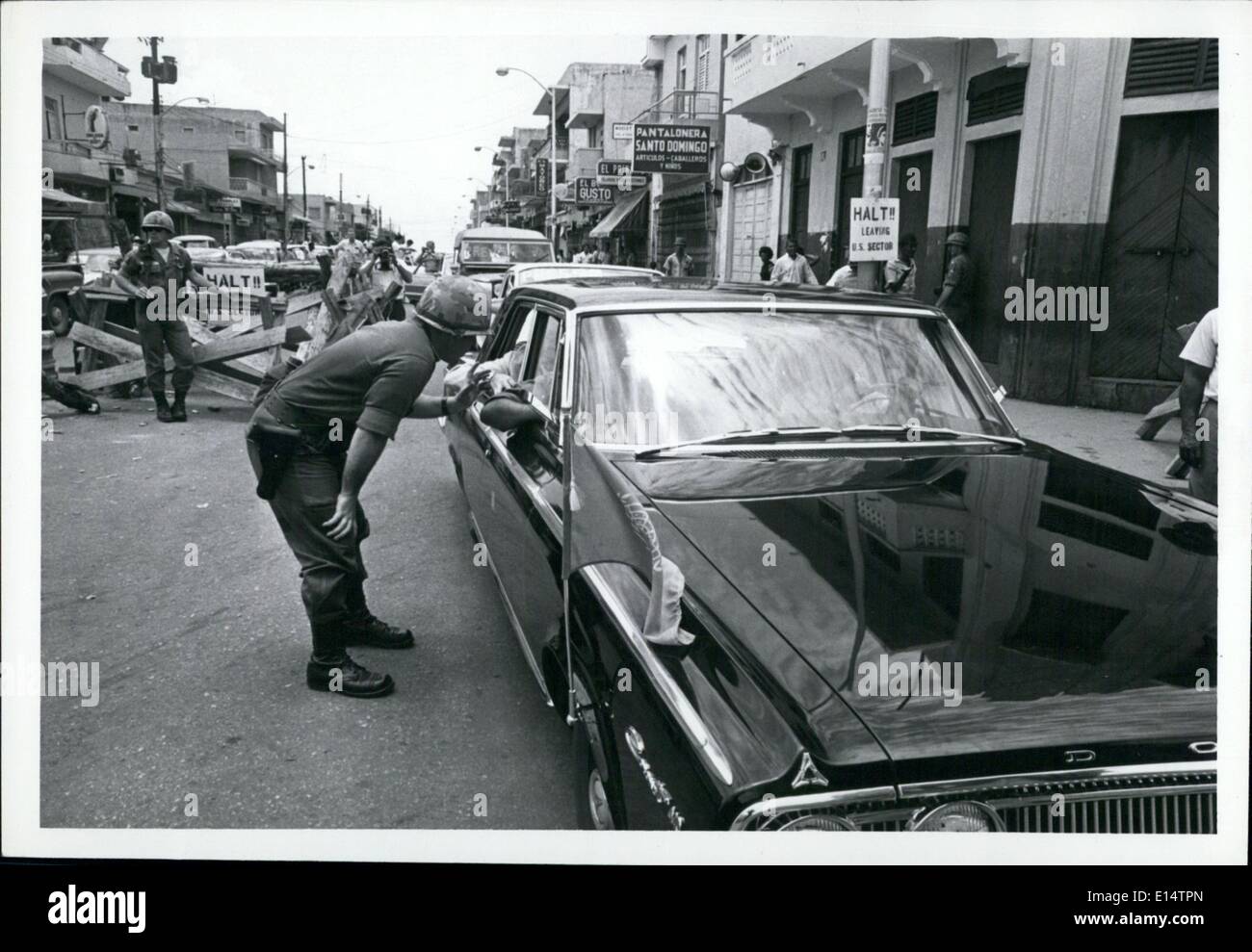 18. April 2012 - Dominikanische Bürgerkrieg: Santo Domingo Auto des indischen Generalmajor Indar Rikhye der Vereinten Nationen hielten wir an einer amerikanischen Straßensperre besetzt von Marine und AB (Airborne) Stockfoto