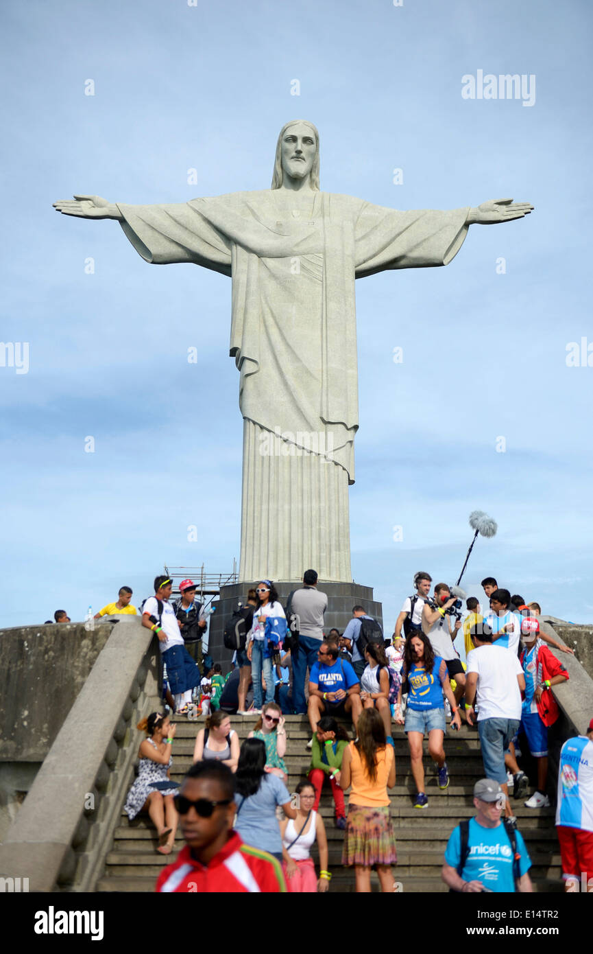 Christus der Erlöser Statue Cristo Redentor und Touristen auf Corcovado