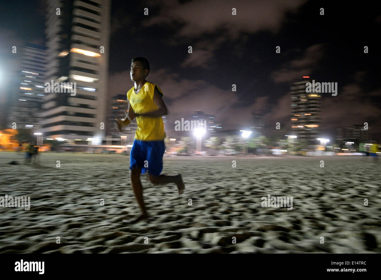 Brasilianische Teenager training nachts am Strand für Straße Kinder WM 2014, Praia de Iracema, Fortaleza, Ceará Stockfoto