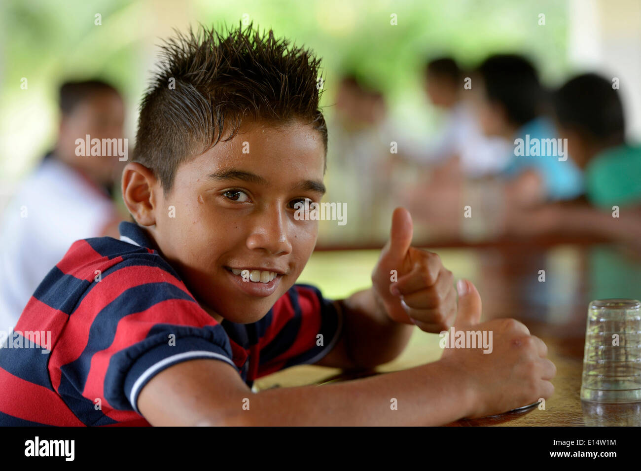 Brasilianische junge signaling OK mit seinem Daumen hoch, soziales Projekt für Straßenkinder, Maranguape, Ceará, Brasilien Stockfoto