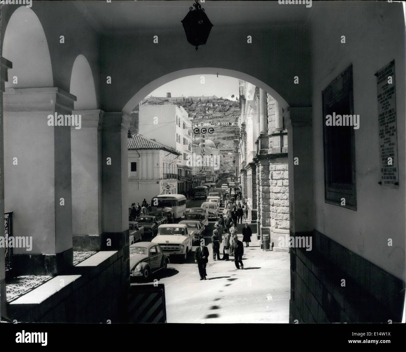 18. April 2012 - ECUADOR-QUITO - haben neuen Präsidenten: ein Blick auf Garcia Moreno-Straße von einem Läufer Regierungspalast. Dies ist eines der Straße um den Palast herum. Stockfoto