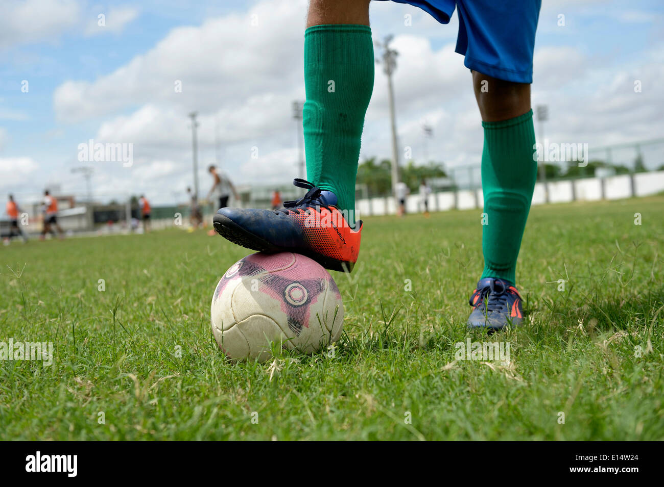Fußball, Kick-off, junge mit einem Ball immer noch mit seinem Fuß, Fortaleza, Ceará, Brasilien Stockfoto