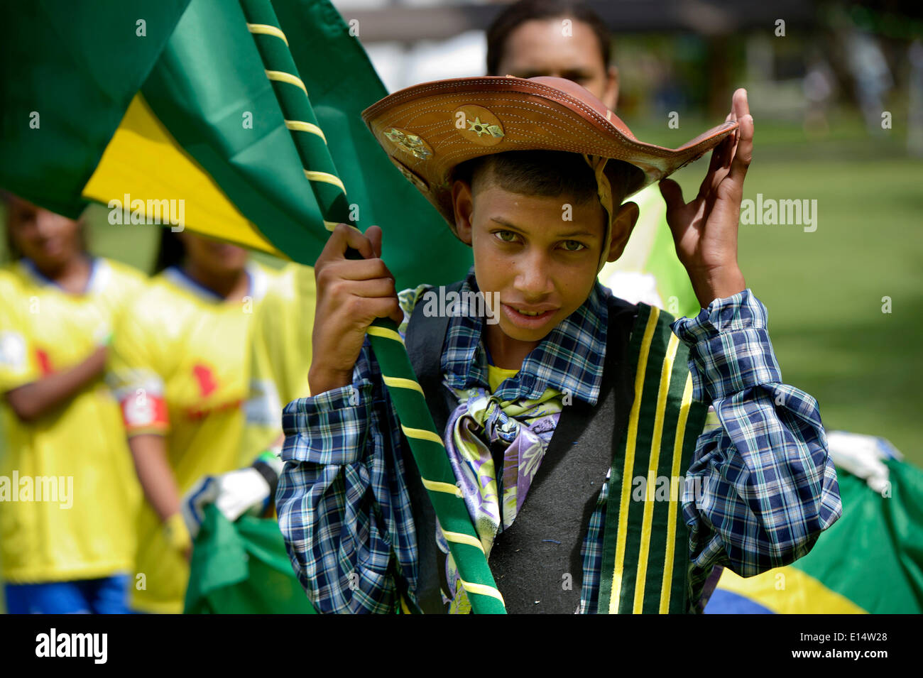 Fahnenträger der brasilianischen Nationalmannschaft tragen die Tracht der Bauern des brasilianischen Nordostens, Eröffnungsfeier Stockfoto