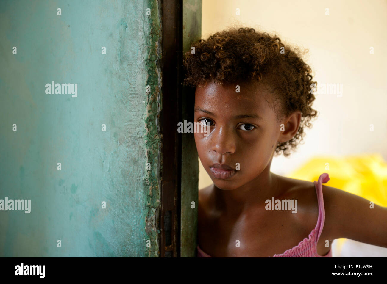 Mädchen, 10, ernsten Ausdruck, Senador Camara Favela, Bundesstaat Rio De Janeiro, Rio De Janeiro, Brasilien Stockfoto
