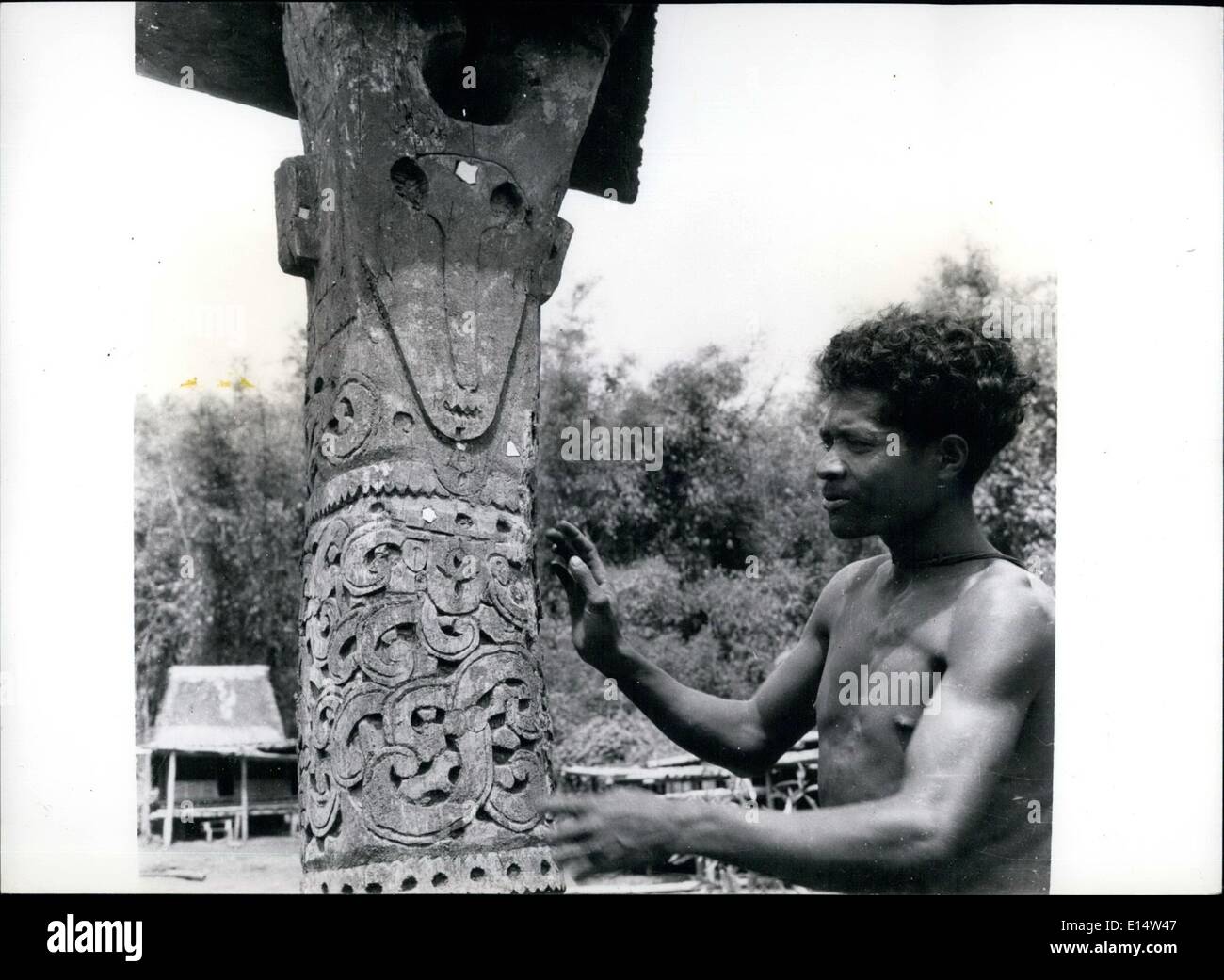 18. April 2012 - Teil des Ahnenkults - geschnitzten hölzernen Pfosten mit dem Gesicht von einem Büffel-Mann in das Dorf Mangulewa in der Mitte der Insel Flores. Es wird ein Ngadu genannt und gehört zu den zwölf Clan Familien des Dorfes. Respekt zu zeigen, dass es von einem Dach beschattet ist. Stockfoto
