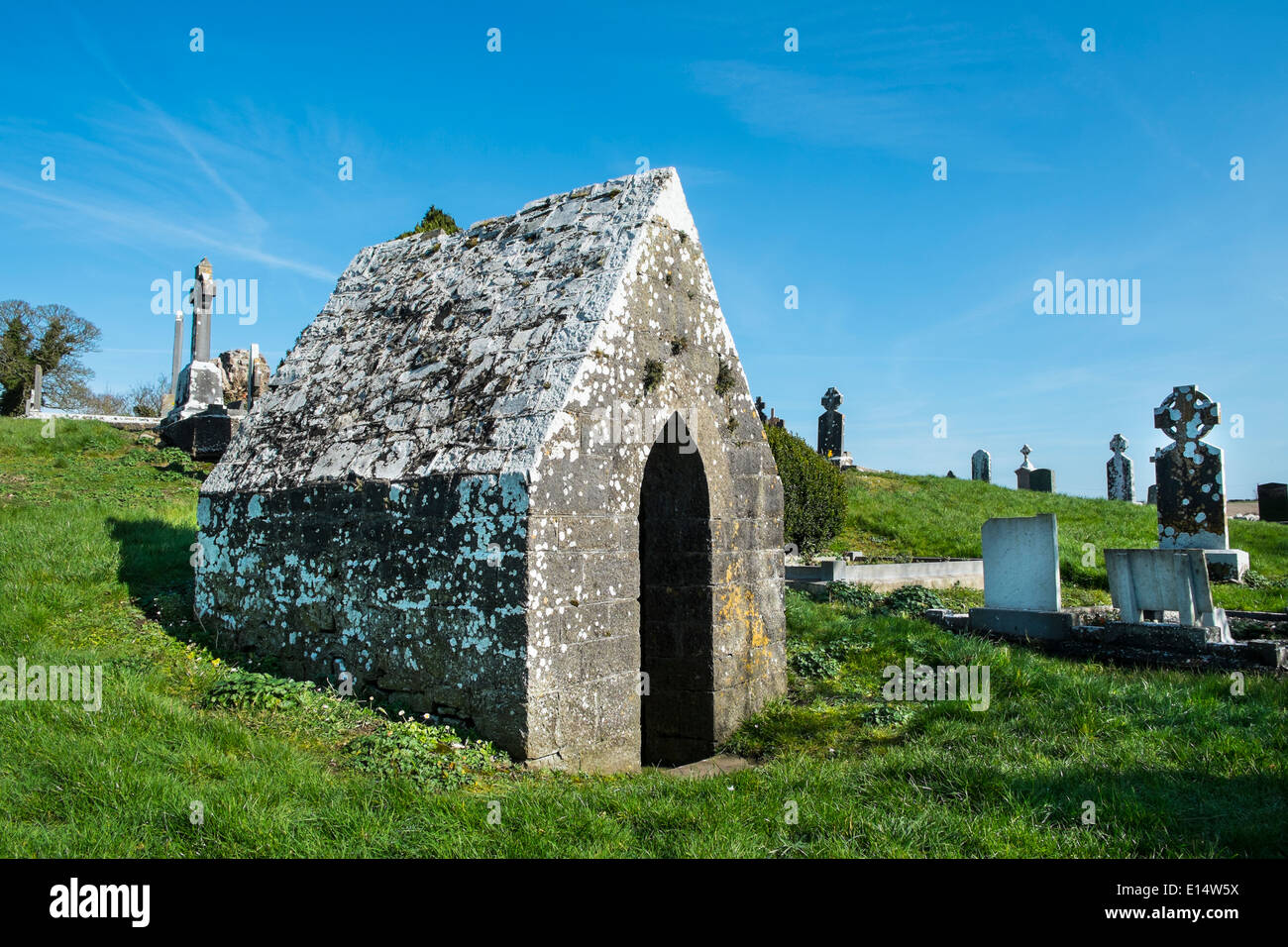 Ein heiliger Brunnen auf einem Friedhof Friedhof in der Nähe von Garristown, County Dublin, Irland Stockfoto